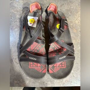 NWT women’s Merrell Sandals size 9 Brown